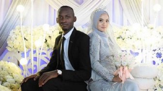 Tak Disangka! Wanita Ini Nikahi Pria yang Menghiburnya di Mal