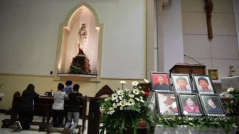 Peringatan setahun tragedi bom gereja Surabaya di Gereja Katolik Santa Maria Tak Bercela, Surabaya, Jawa Timur, Senin (13/5/2019). [ANTARA FOTO/Zabur Karuru]