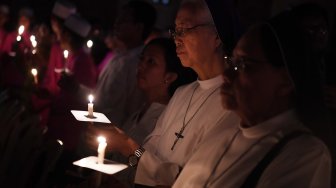 Peringatan setahun tragedi bom gereja Surabaya di Gereja Katolik Santa Maria Tak Bercela, Surabaya, Jawa Timur, Senin (13/5/2019). [ANTARA FOTO/Zabur Karuru]