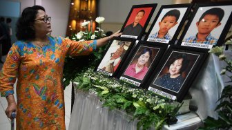 Peringatan setahun tragedi bom gereja Surabaya di Gereja Katolik Santa Maria Tak Bercela, Surabaya, Jawa Timur, Senin (13/5/2019). [ANTARA FOTO/Zabur Karuru]