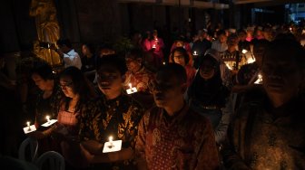 Peringatan setahun tragedi bom gereja Surabaya di Gereja Katolik Santa Maria Tak Bercela, Surabaya, Jawa Timur, Senin (13/5/2019). [ANTARA FOTO/Zabur Karuru]