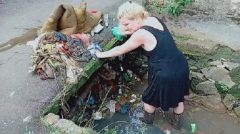 Aksi WNA Bersihkan Sampah Selokan Buat Netizen Geram. Kenapa?