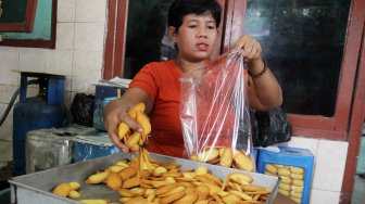 Suasana tempat industri rumahan kue kering Pusaka Kwitang, Jakarta, Rabu (15/5). [suara.com/Oke Atmaja]