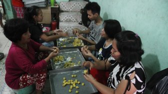 Suasana tempat industri rumahan kue kering Pusaka Kwitang, Jakarta, Rabu (15/5). [suara.com/Oke Atmaja]