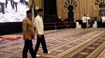 Pakai Kemeja Putih dan Peci Hitam, Jokowi Buka Puasa Bersama di Rumah OSO