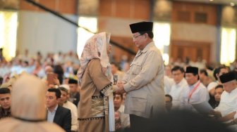Ketika Prabowo Salaman dengan Neno Warisman, Netizen Riuh