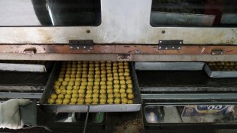 Suasana tempat industri rumahan kue kering Pusaka Kwitang, Jakarta, Rabu (15/5). [suara.com/Oke Atmaja]