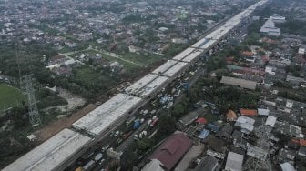 Foto udara proyek Jalan Tol Layang Jakarta-Cikampek di KM 19, Bekasi, Jawa Barat, Kamis (16/5). [ANTARA FOTO/Hafidz Mubarak]