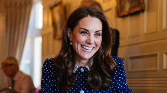 Tak Biasa, Ini Makna Fashion Item Kate Middleton di Pembatisan Bayi Archie