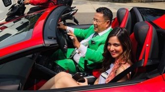 Hotman Paris Ajak Nia Ramadhani Cari Bakmi Naik Lambo, Warganet Salfok