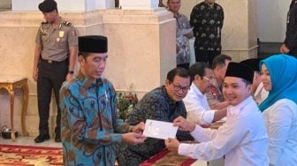 Jokowi Bayar Zakat Mal Lewat Baznas Rp 55 Juta di Istana Negara