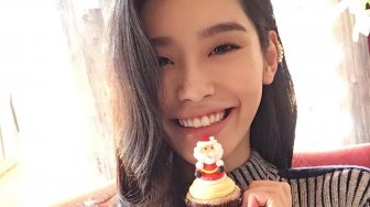 5 Gaya Liburan Ming Xi, Model Victoria's Secret yang Dilamar Anak Raja Judi