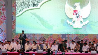 Momen Jokowi Buka Puasa Bersama TNI-POLRI