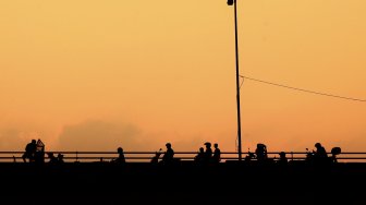 Ngabuburit di Flyover Pasar Rebo