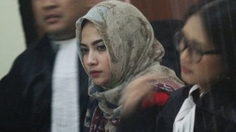 Vanessa Angel Tampil Berhijab di Persidangan