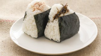 Sebut Onigiri Jadi Wonogiri, Bikin Heran Gegara Disantap Pakai Ayam Goreng Krispi