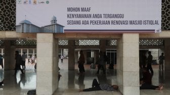 Jamaah beraktifitas di Masjid Istiqlal, Jakarta, Jumat (17/5). [Suara.com/Muhaimin A Untung]