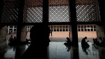 Jamaah beraktifitas di Masjid Istiqlal, Jakarta, Jumat (17/5). [Suara.com/Muhaimin A Untung]