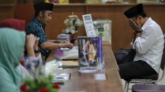 Jamaah membayar zakat fitrah di Masjid Istiqlal, Jakarta Pusat, Jumat (17/5). [Suara.com/Muhaimin A Untung]