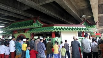 Umat muslim menunaikan ibadah Sholat Jumat berjamaah di Masjid Babah Alun, Papanggo, Tanjung Priok, Jakarta, Jumat (17/5). [Suara.com/Arief Hermawan P]