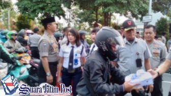 Ditbinmas Polda Jatim Bersama Mitra Kamtibmas Bagikan 900 Paket Takjil