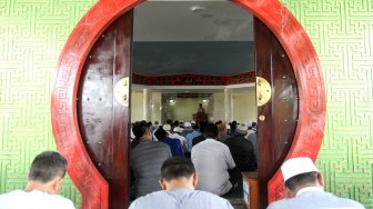 Umat muslim menunaikan ibadah Sholat Jumat berjamaah di Masjid Babah Alun, Papanggo, Tanjung Priok, Jakarta, Jumat (17/5). [Suara.com/Arief Hermawan P]