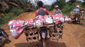 Gegara Jalan Rusak, Jasad Jojok Terpaksa Diangkut Motor saat Mau Dimakamkan