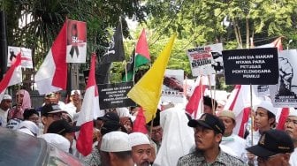 Bendera Palestina Berkibar saat Ormas FUI Berdemo di Bawaslu Jatim