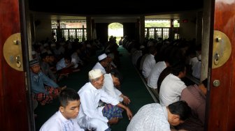 Umat muslim menunaikan ibadah Sholat Jumat berjamaah di Masjid Babah Alun, Papanggo, Tanjung Priok, Jakarta, Jumat (17/5). [Suara.com/Arief Hermawan P]