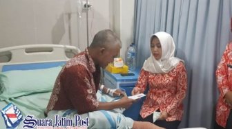 Usai Operasi, Kasmin Dijenguk Neng Ita di Rumah Sakit