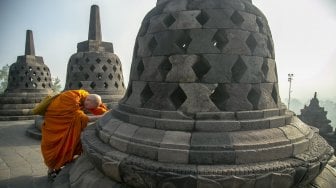 Sejumlah biksu melakukan ziarah di Candi Borobudur, Magelang, Jawa Tengah, Sabtu (18/5). [ANTARA FOTO/Hendra Nurdiyansyah] 