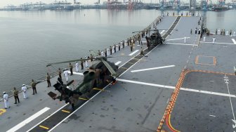 Kapal Perang Australia HMAS Newcastle ketika tiba di Pelabuhan JICT 2, Tanjung Priok, Jakarta, Sabtu (18/5).  [ANTARA FOTO/M Risyal Hidayat]