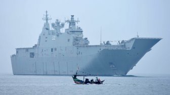 Kapal Perang Australia HMAS Newcastle ketika tiba di Pelabuhan JICT 2, Tanjung Priok, Jakarta, Sabtu (18/5).  [ANTARA FOTO/M Risyal Hidayat]