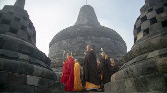 Sejumlah biksu melakukan ziarah di Candi Borobudur, Magelang, Jawa Tengah, Sabtu (18/5). [ANTARA FOTO/Hendra Nurdiyansyah] 