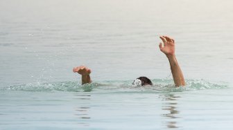 Remaja Berenang ke Laut Lepas demi Selamatkan Ibu yang Terseret Ombak, Banjir Pujian Publik: The Real Hero!