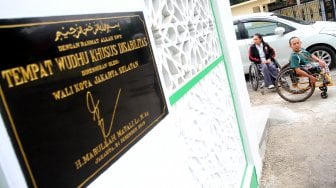 Umat Muslim penyandang disabilitas memanfaatkan tempat wudhu khusus disabilitas di Masjid El Syifa, Ciganjur, Jakarta Selatan, Sabtu (18/5).[Suara.com/Arief Hermawan P]