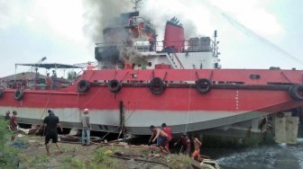 Kapal Terbakar di Merak, 2 Mobil Damkar Dikerahkan