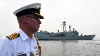 Kapal Perang Australia HMAS Newcastle ketika tiba di Pelabuhan JICT 2, Tanjung Priok, Jakarta, Sabtu (18/5).  [ANTARA FOTO/M Risyal Hidayat]