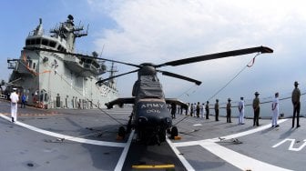 Kapal Perang Australia HMAS Newcastle ketika tiba di Pelabuhan JICT 2, Tanjung Priok, Jakarta, Sabtu (18/5).  [ANTARA FOTO/M Risyal Hidayat]