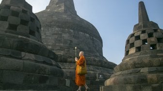 Sejumlah biksu melakukan ziarah di Candi Borobudur, Magelang, Jawa Tengah, Sabtu (18/5). [ANTARA FOTO/Hendra Nurdiyansyah] 