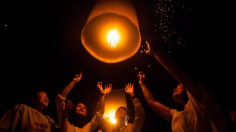 Pengunjung menerbangkan lampion perdamaian saat perayaan Waisak 2563 BE/2019 di Taman Lubini, Candi Borobudur, Magelang, Jawa Tengah, Minggu (19/5). ANTARA FOTO/Andreas Fitri Atmoko