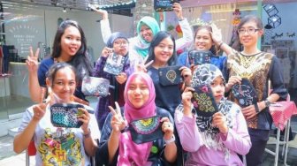 Relaksasi dengan Melukis, Begini Asiknya Belajar Henna Painting On Pouch