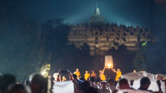 Pengunjung menerbangkan lampion perdamaian saat perayaan Waisak 2563 BE/2019 di Taman Lubini, Candi Borobudur, Magelang, Jawa Tengah, Minggu (19/5). ANTARA FOTO/Andreas Fitri Atmoko