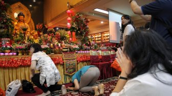 Umat Buddha mengikuti kebaktian perayaan Hari Raya Waisak di Wihara Ekayana Arama, Jakarta, Minggu (19/5). ANTARA FOTO/Dhemas Reviyanto