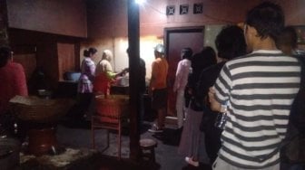 Rumah Makan Gudeg Pawon Tawarkan Sensasi Makan Di Dapur Umum