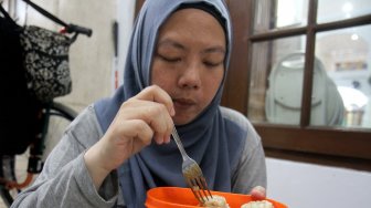 Sejumlah penyandang disabilitas menikmati sajian buka puasa di Masjid El Syifa, Ciganjur, Jakarta, Sabtu (18/5). [Suara.com/Arief Hermawan P]