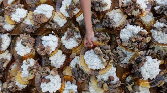 Warga mempersiapkan makanan dengan menu utama kuah beulangong (kari daging sapi) untuk berbuka puasa bersama pada tradisi kenduri Ramadhan di Desa Lambhuk Ulee Kareng, Banda Aceh, Aceh, Sabtu (18/5). ANTARA FOTO/Irwansyah Putra