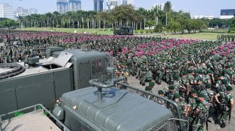 Prajurit TNI mengikuti apel pengamanan di Lapangan Monas, Jakarta, Senin (20/5). [ANTARA FOTO/Sigid Kurniawan]
