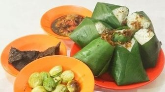 Mencicipi Lezatnya Nasi Uduk dan Ayam Goreng Sederhana Babe H. Saman