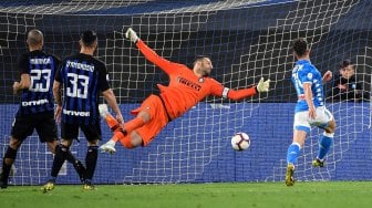 Pemain depan Napoli Dries Mertens mencetak gol selama pertandingan sepak bola Serie A Italia, Napoli melawan Inter Milan di Stadion San Paolo, Naples, Italia, Senin (20/5) dini hari WIB. [Andreas SOLARO / AFP]